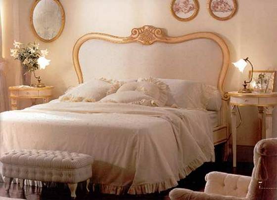 Letto imbottito con cornice decorata